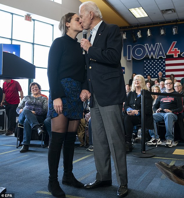 photo2-joe-biden-et-sa-petite-fille-en-aout-2020.jpg