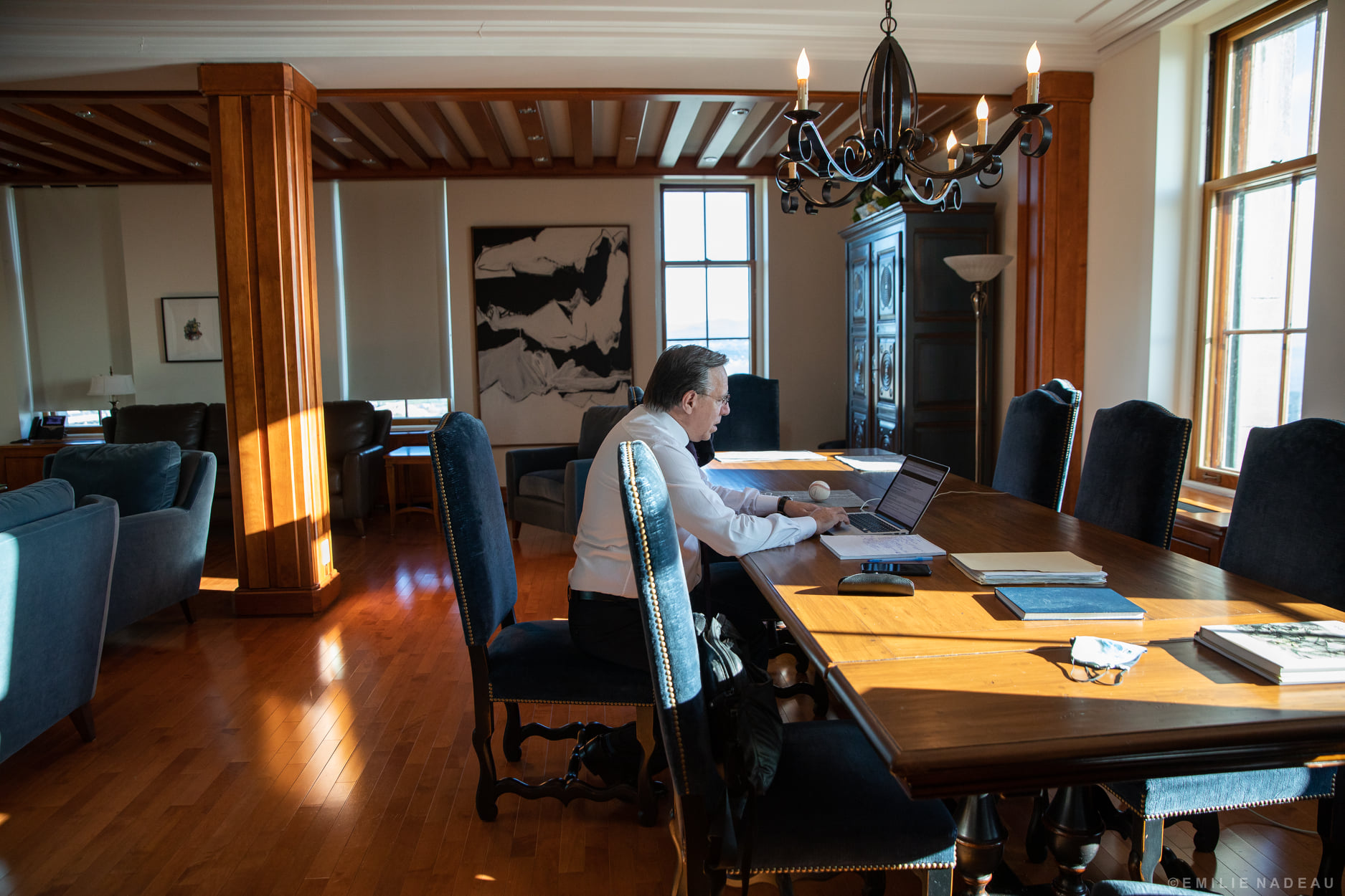 francois-legault-chez-lui-en-confinement.jpg