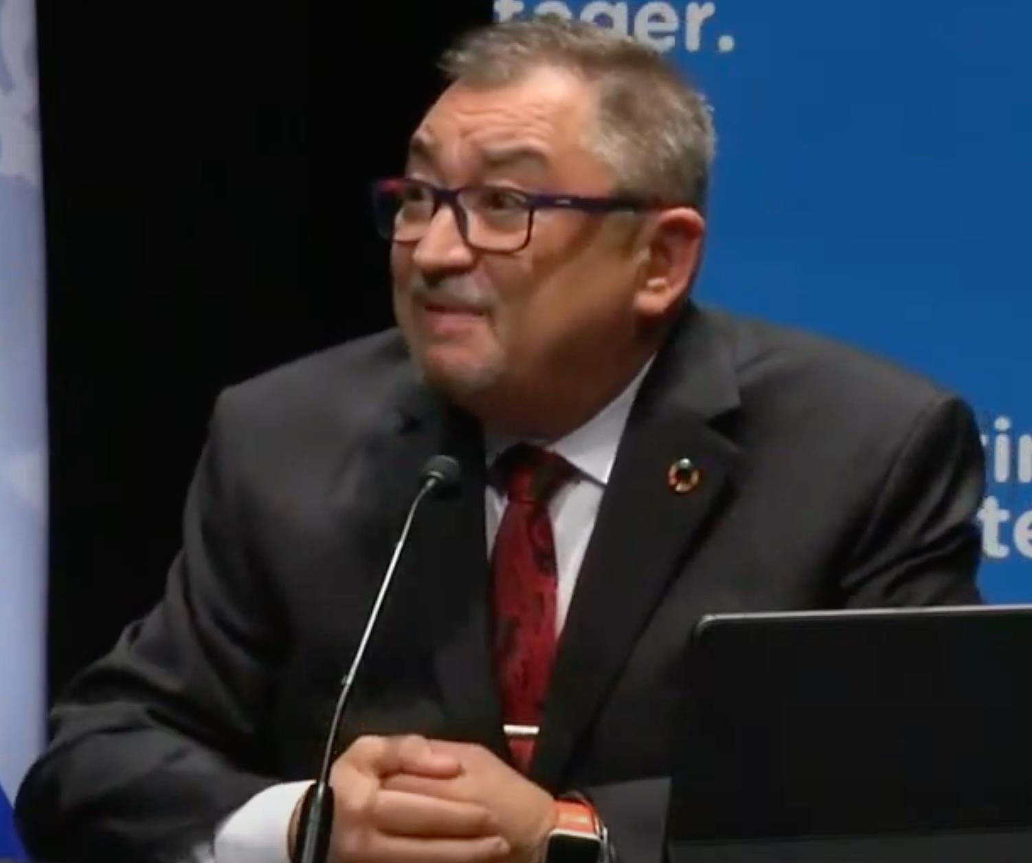 le-dr-horacio-arruda-et-son-epinglette-du-developpement-durable-de-l-onu.jpg