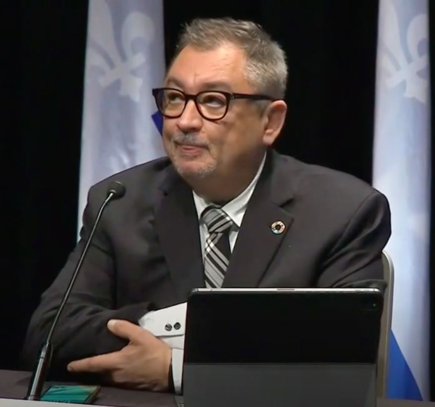 le-dr-horacio-arruda-continue-de-porter-son-epinglette-de-l-onu.jpg