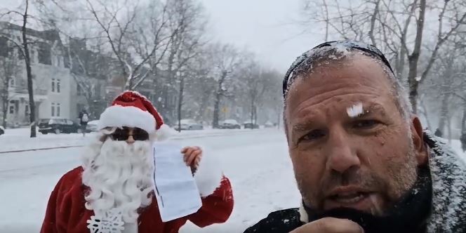 le-pere-noel-qui-a-recu-une-contravention-avec-daniel-pilon.JPG