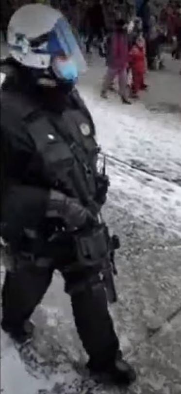 polciier-du-spvm-avec-un-fusil-a-gaz-lacrymogene-20-decembre-2020.JPG