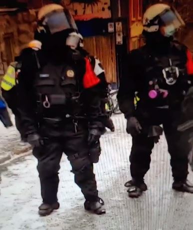 polciiers-du-spvm-habilles-en-anti-emeute-20-decembre-2020.JPG