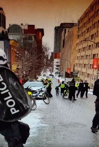 polciiers-du-spvm-qui-arretent-une-personne-20-decembre-2020.JPG