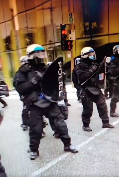 policiers-anti-emeutes-a-montreal-20-decembre-2020.JPG