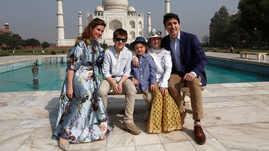 Sophie Grégoire-Trudeau et son époux, le premier ministre du Canada, Justin Trudeau, entourent leurs enfants devant le Taj Mahal, le 18 février 2018 : Xavier, Hadrian et Ella-Grace. Photo : Reuters/Adnan Abidi