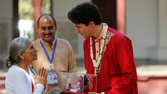 Le premier ministre du Canada, Justin Trudeau, reçoit un souvenir lors de sa visite à l’ashram où a vécu Gandhi, à Ahmedabad, en Inde, le 19 février 2018. Photo : Reuters/Amit Dave