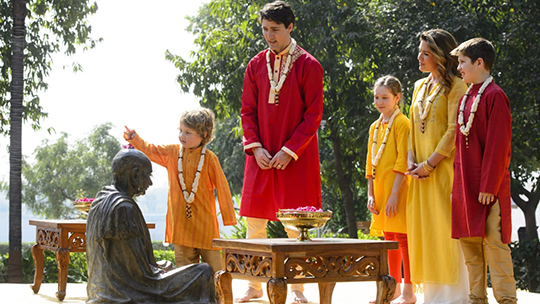 Le premier ministre Trudeau, accompagné de son épouse Sophie Grégoire et de ses enfants Hadrien, Grace et Xavier, visite l’ashram où a vécu de Gandhi. Photo : La Presse canadienne/Sean Kilpatrick