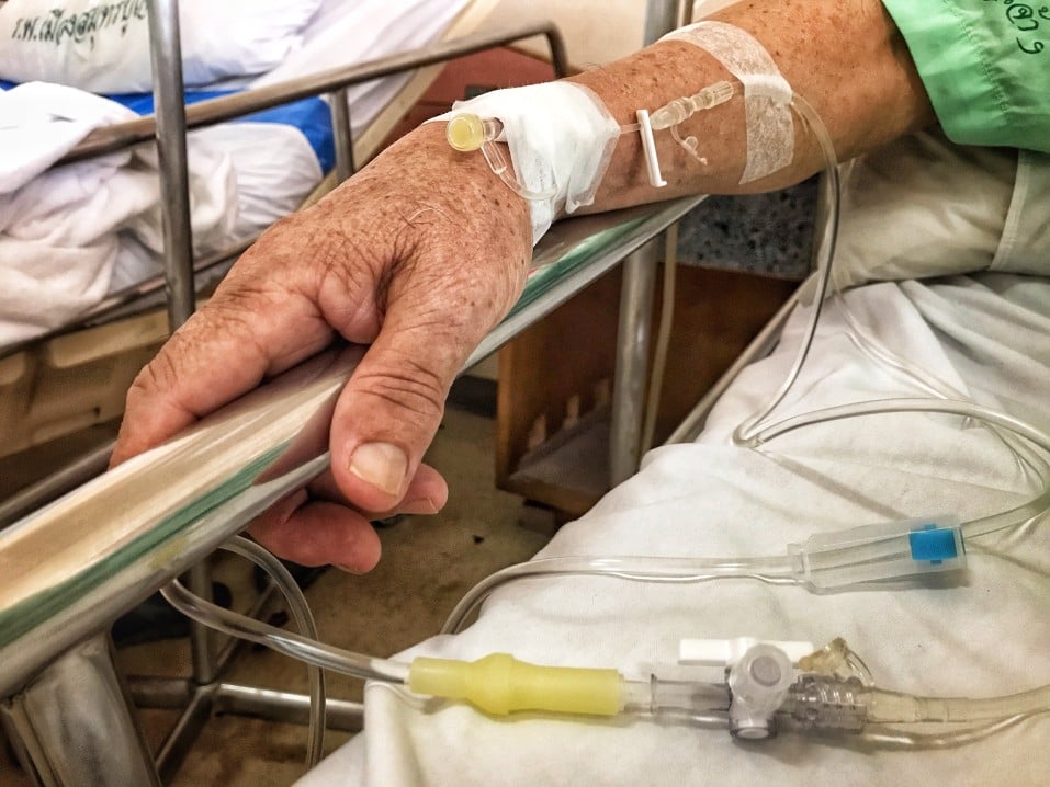 patient-age-dans-son-lit-a-l-hopital.jpg