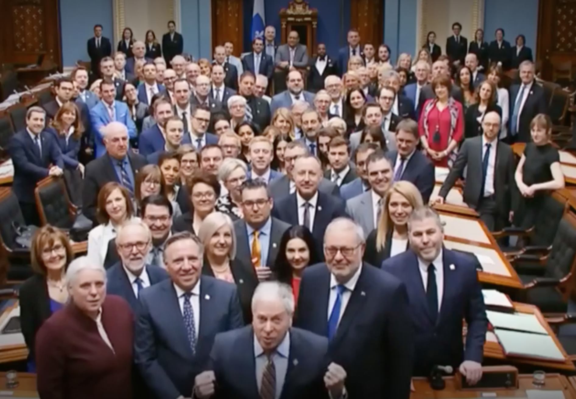 photo-de-groupe-au-parlement-le-26-mai-2019.jpeg