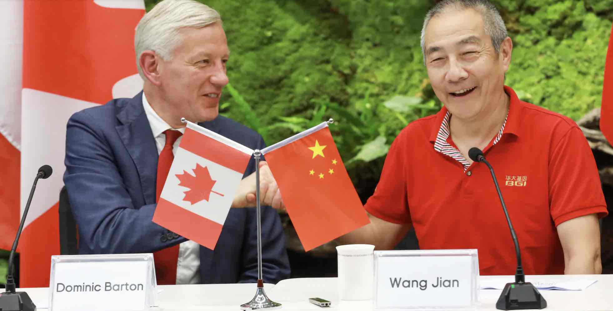L’ambassadeur du Canada en Chine, Dominic Barton, et le président de BGI Group, Wang Jian, lors d’une cérémonie à Shenzhen, le 13 mai 2020.<br />PHOTO : GLOBAL TIMES