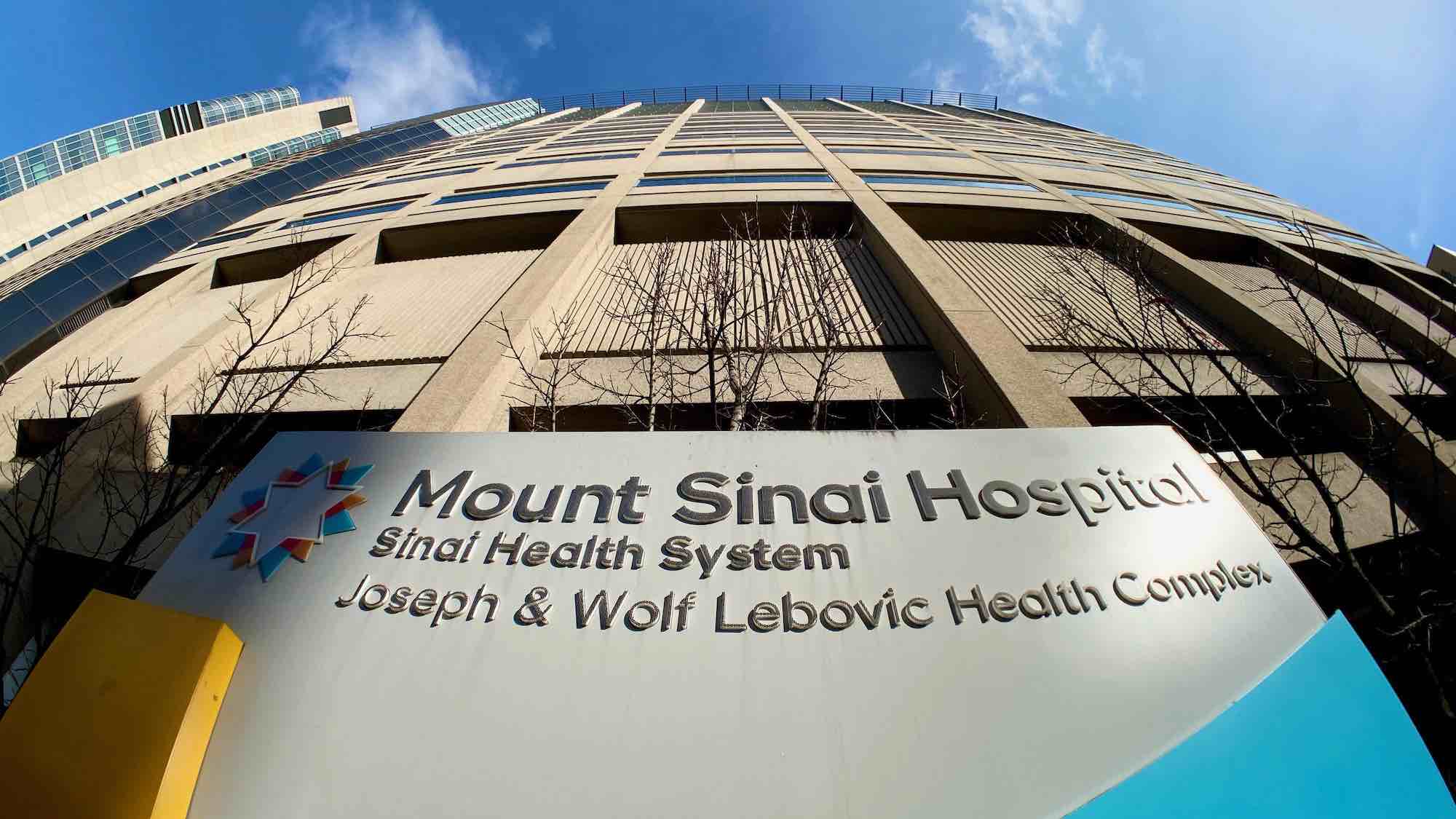 L’édifice abritant les laboratoires de l’hôpital Mount Sinai dans le centre-ville de Toronto.<br />PHOTO : RADIO-CANADA / MARC GODBOUT