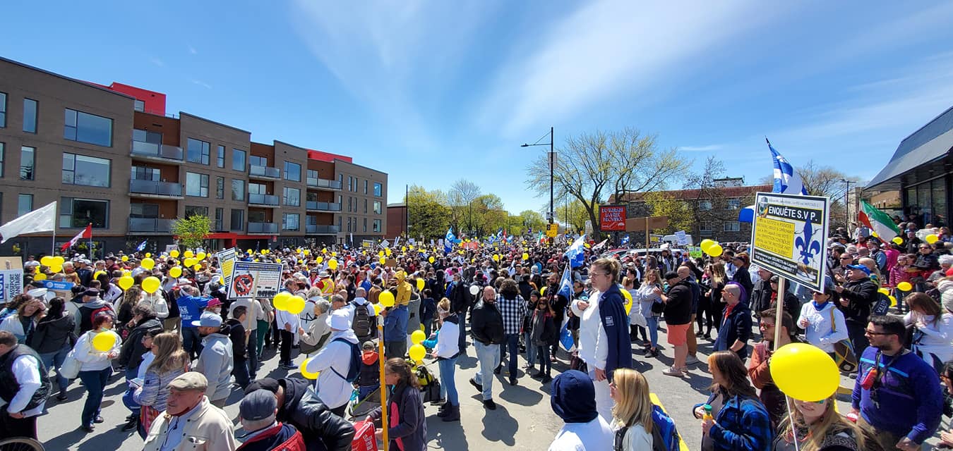 foule-avec-des-ballons-jaunes-le-1er-mai-2021-par-james-dilinger.jpg