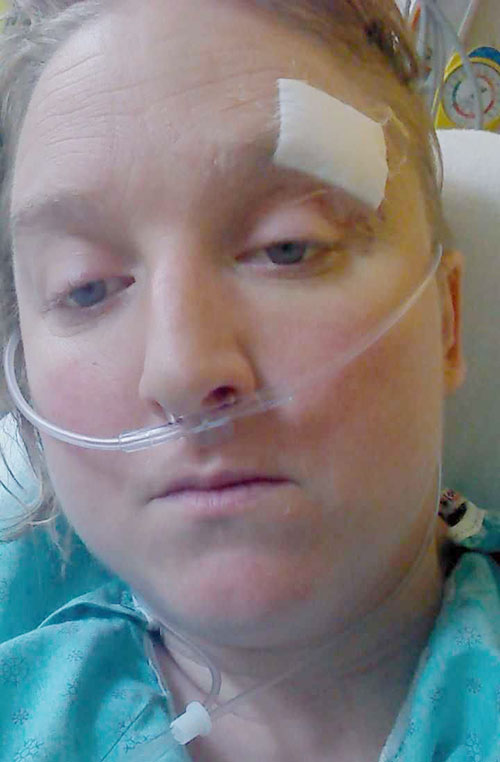 «Je suis la victime dans cette incroyable histoire. Je ne comprends pas non plus comment manquer de jugement autant en une situation», a écrit Sindy St-Jean mardi soir sur la page Facebook de Pouliot, accompagnant son message de cette photo d’elle à l’hôpital.