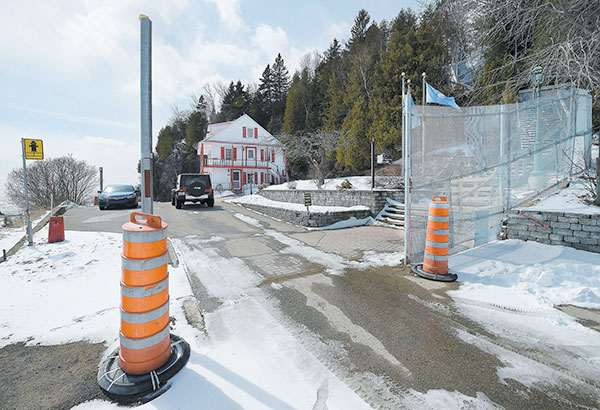 Rosaire Tremblay croit que le Sommet du G7 sera positif pour la région. Sur la photo principale, sa résidence est déjà entourée d’une imposante clôture en prévision de l’événement.