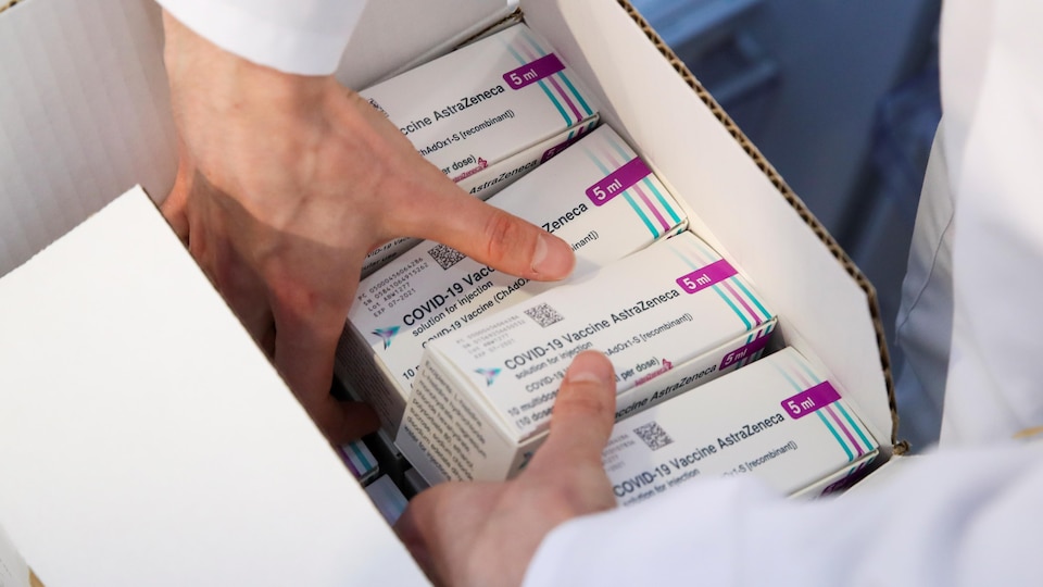 Des pharmaciens s'inquiétaient d'avoir à écouler des dizaines de milliers de doses avant lundi. PHOTO : REUTERS / YVES HERMAN