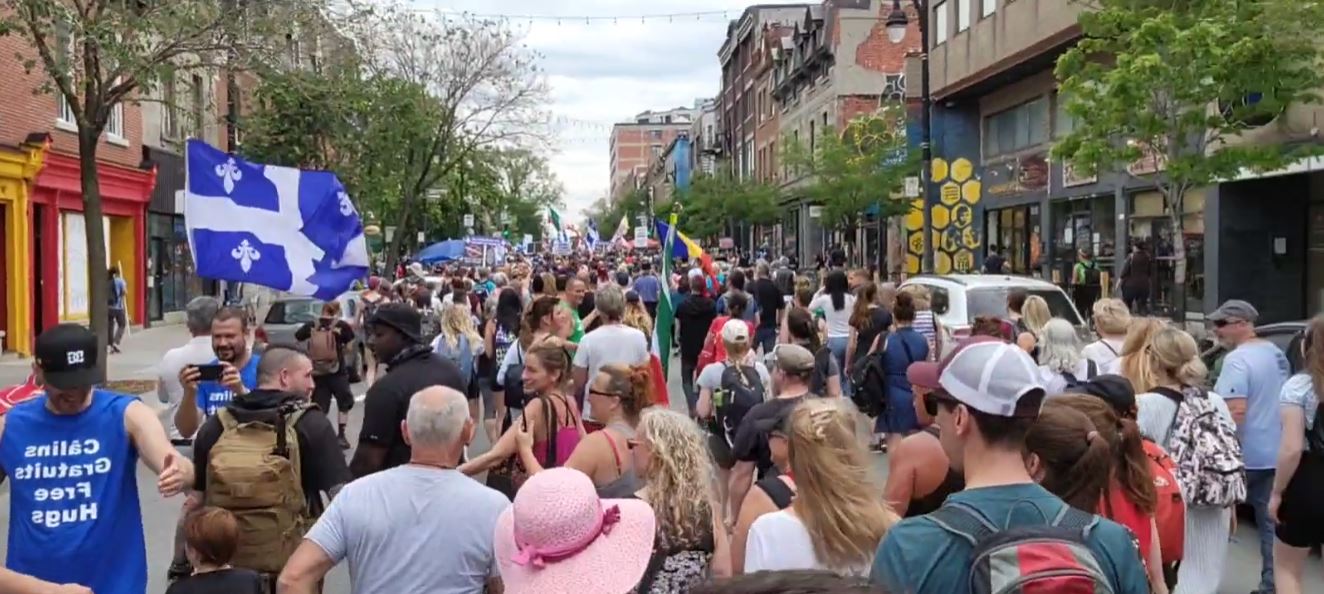 foule-de-marcheurs-a-montreal.JPG