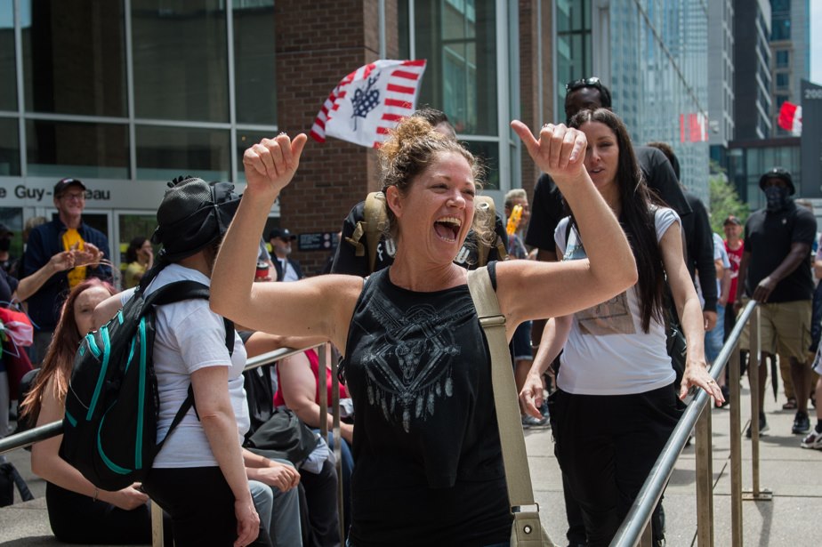 mel-goyer-et-amelie-paul-a-la-marche-du-5-mai-2021-a-montreal.jpg