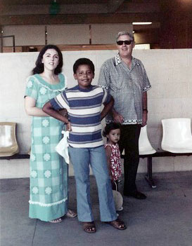 barry_soetoro_a_hawaii_avec_sa_mere_ann--sa_soeur_maya_et_son_grand-pere_materle_apres_avoir_quitte_l_indonesie.jpg