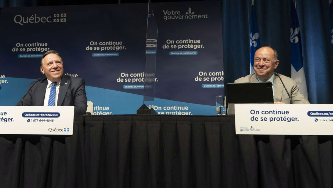 © Ivanoh Demers/Radio-Canada Le premier ministre François Legault (gauche) et le ministre de la Santé Christian Dubé ont fait le point sur la campagne de vaccination dans la province.