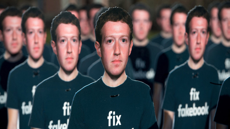 Une centaine de découpes en carton du fondateur et PDG de Facebook, Mark Zuckerberg, se tiennent devant le Capitole américain à Washington, DC, le 10 avril 2018. © SAUL LOEB / AFP