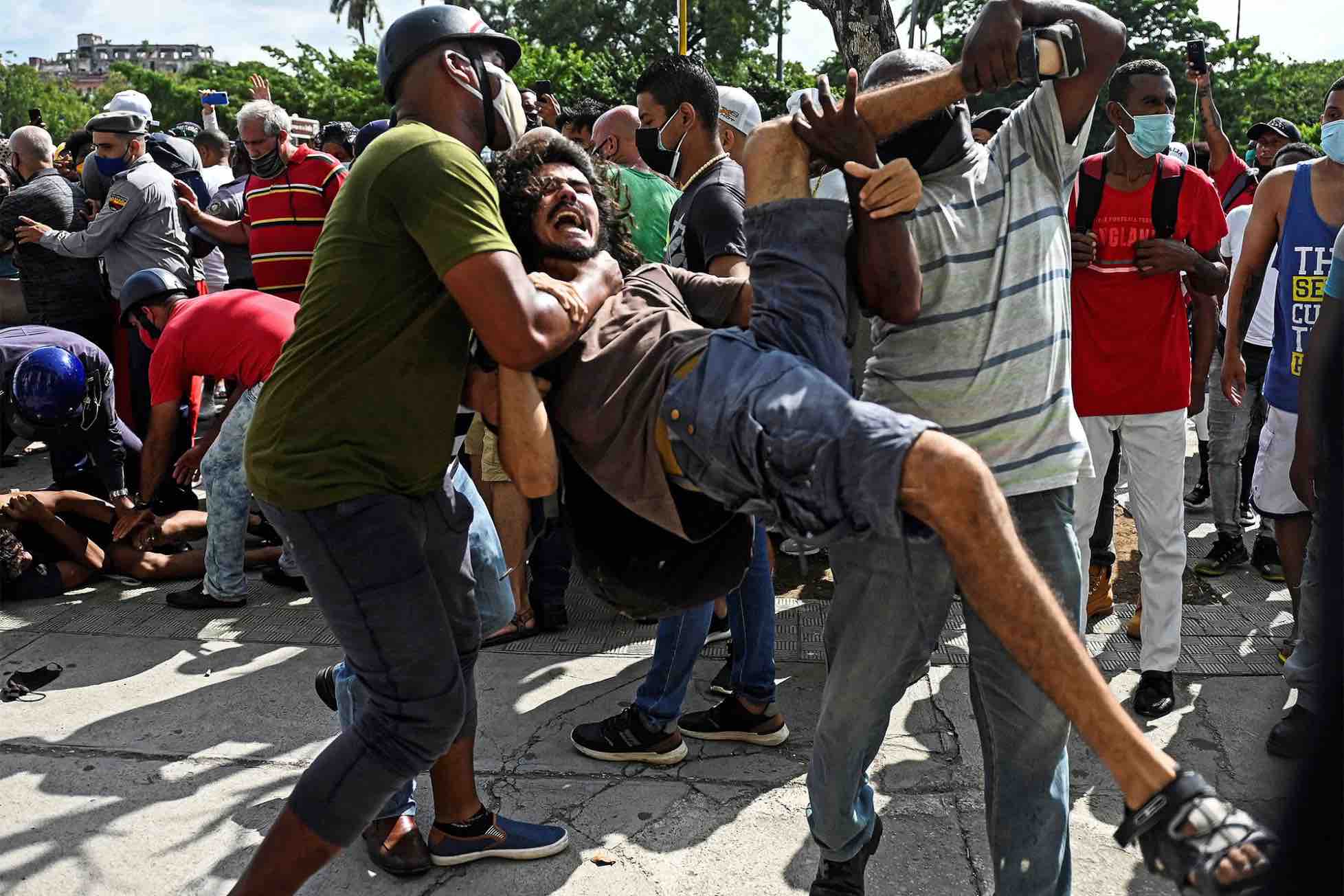 Un homme est arrêté lors d'une manifestation contre le gouvernement du président cubain Miguel Diaz-Canel à La Havane le 11 juillet 2021. -- AFP via Getty Images