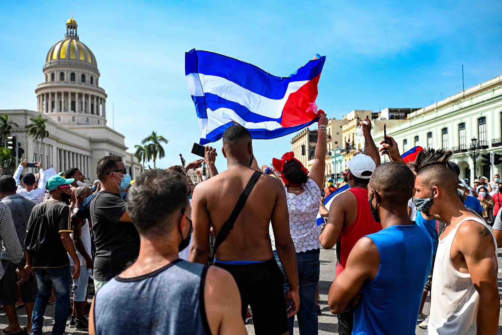Des Cubains se rassemblent devant le Capitole de La Havane lors d'une manifestation contre le gouvernement du président cubain Miguel Diaz-Canel le 11 juillet 2021. -- AFP via Getty Images