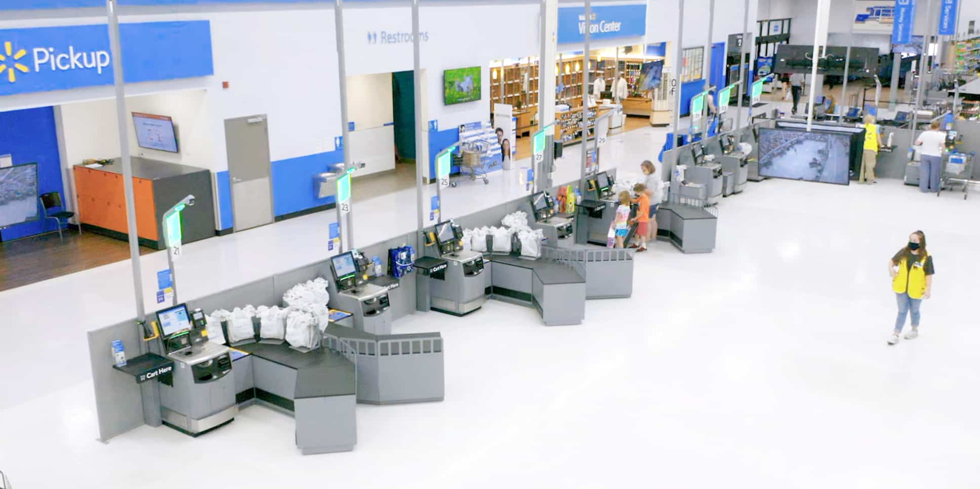 Les consommateurs doivent de plus en plus utiliser les caisses en libre-service et emballer leur marchandise, comme on le voit ici dans un Walmart.
