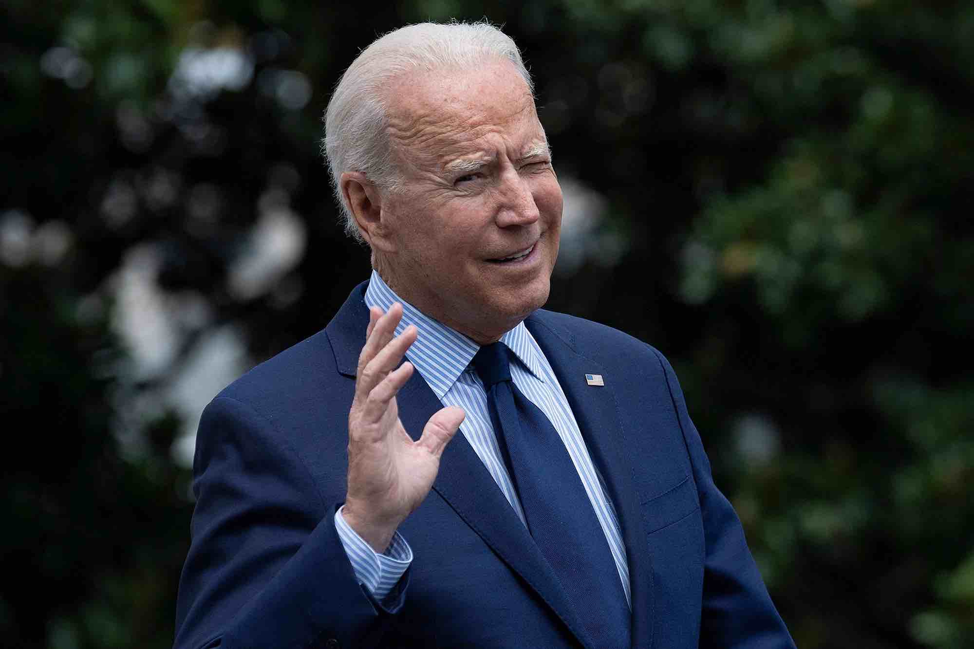 Joe Biden a déclaré que Facebook &quot;tuait des gens&quot; en se rendant à Marine One vendredi. --- AFP via Getty Images
