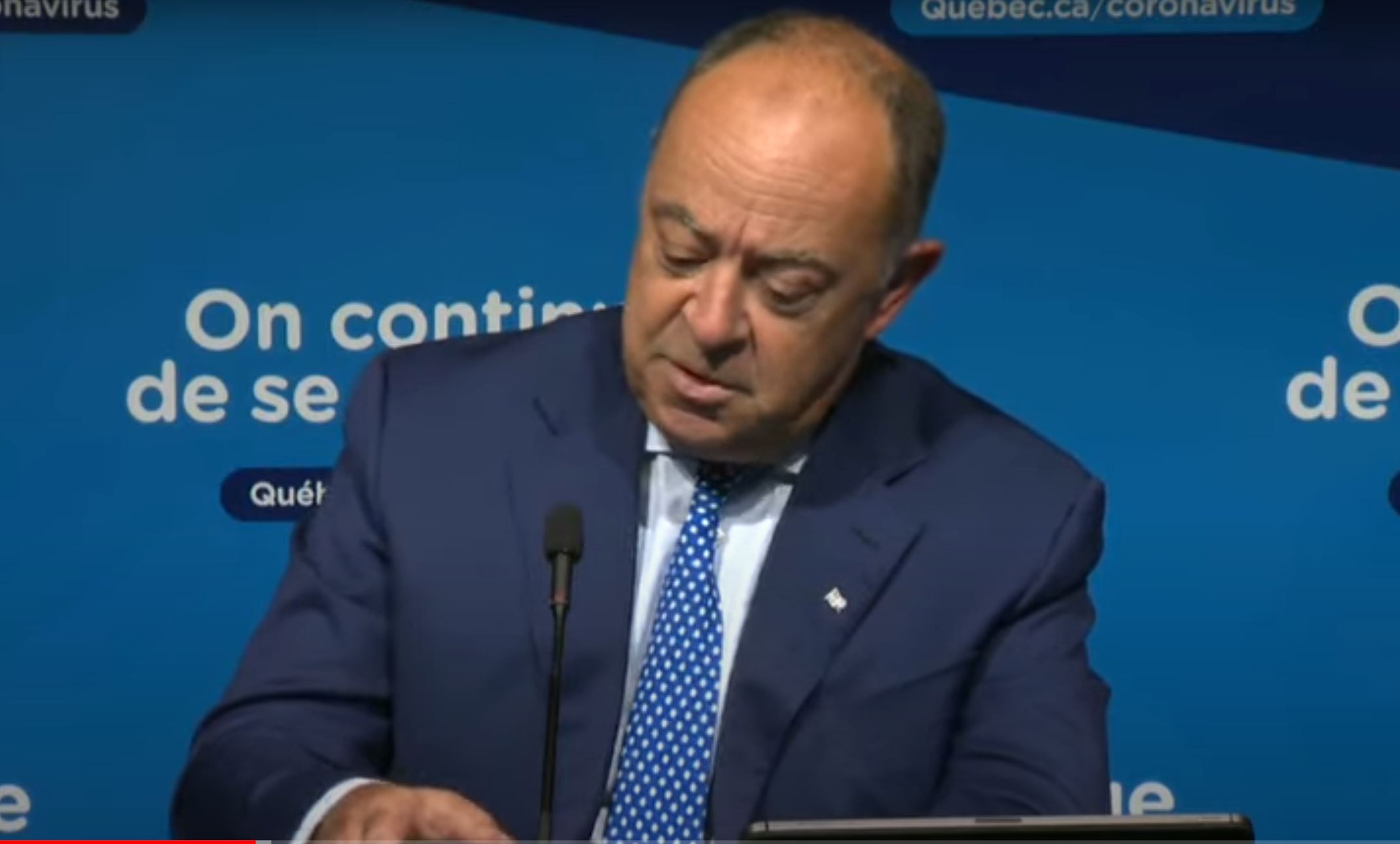 christian-dube-qui-joue-avec-son-cellulaire.JPG