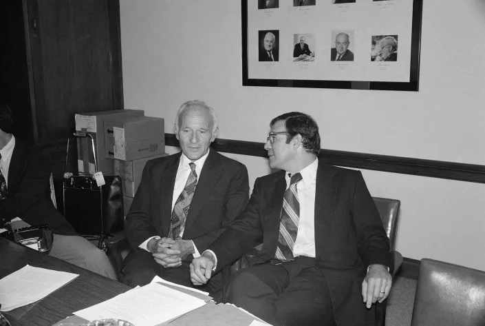 Gottlieb, à gauche, un ancien chef scientifique de la CIA, s’entretient avec son avocat, Terry Lenzner, avant de témoigner devant un sous-comité sénatorial de la santé le 21 septembre 1977. (AP) Monsieur le Président, monsieur le président,