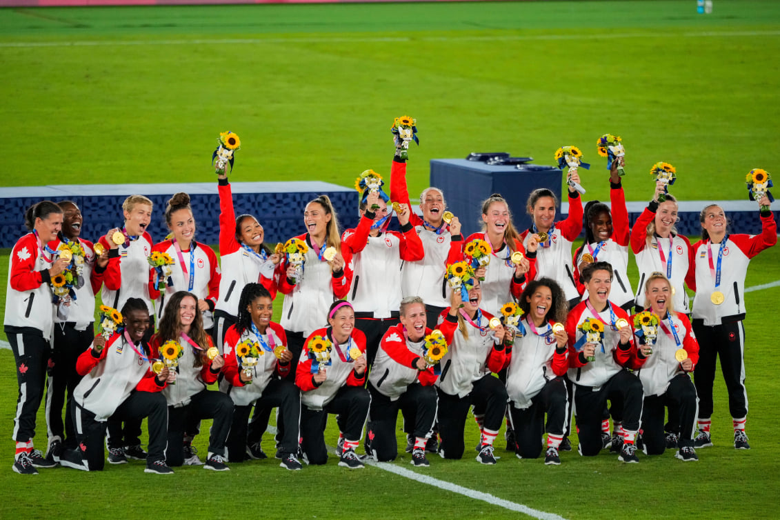 presque-toutes-des-femmes-dans-equipe-canada-sur-cette-photo.jpg
