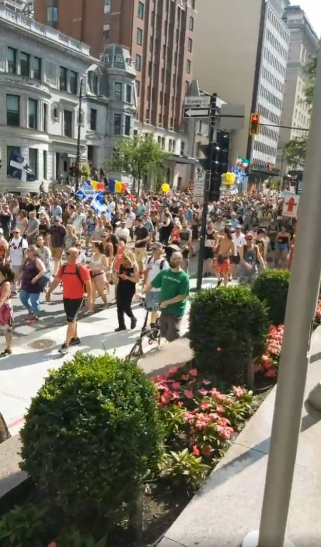 foule-qui-marche-par-melany-goudreau.JPG