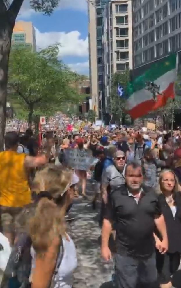 enorme-foule-pendant-la-marche-du-14-aout-2021-a-montreal-par-audrey-anticensure.JPG