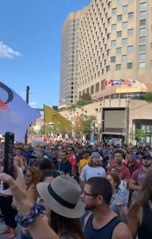 foule-devant-le-complexe-desjardins-par-jean-francois-leblanc.JPG