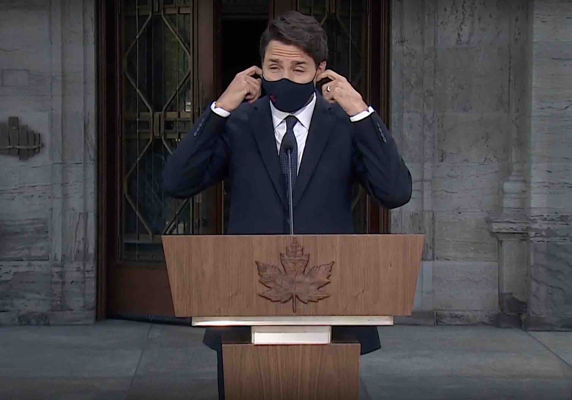 justin-trudeau-qui-enleve-son-masque-honteux.jpg