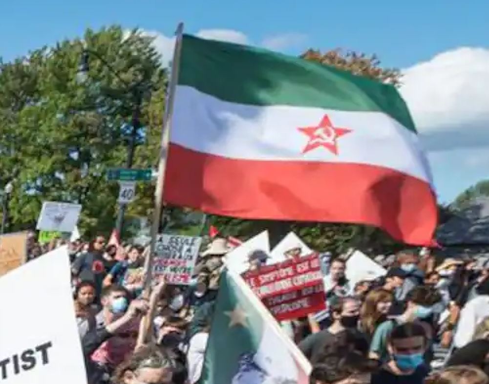 drapeau-communiste-a-la-marche-pour-le-climat-du-24-septembre-2021-a-montreal.JPG