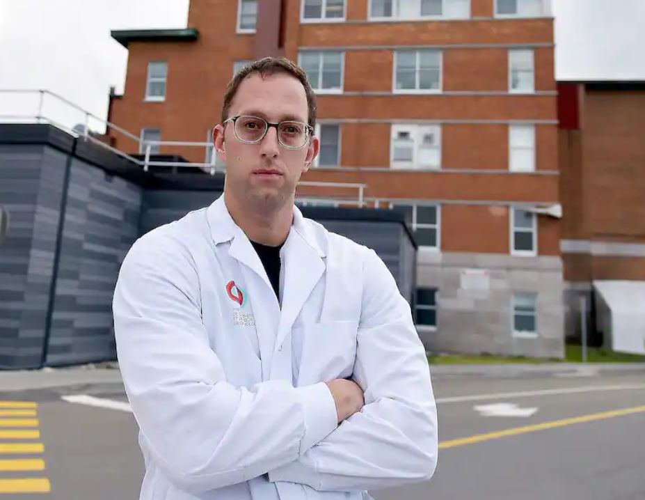 Le technologiste médical de l’IUCPQ Cédric Villeneuve craint de se diriger dans un mur. PHOTO DIDIER DEBUSSCHERE