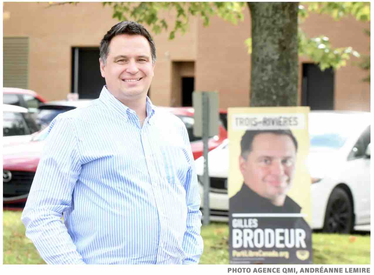 Gilles Brodeur, 47 ans, pose devant une pancarte à son effigie en tant que candidat du Parti libre du Canada, qu’il a infiltré pendant la dernière campagne fédérale dans la circonscription de Trois-Rivières.