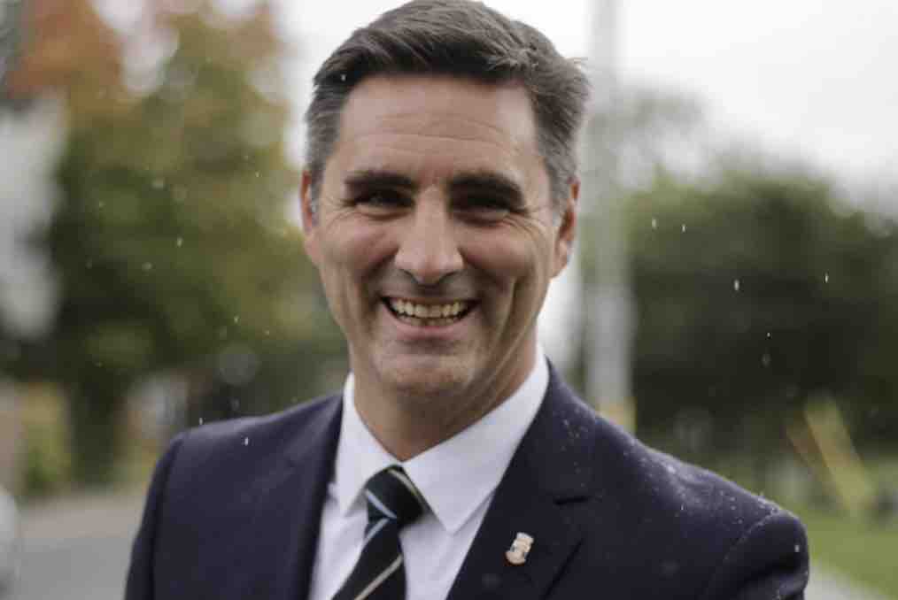 Le candidat Claude Duplessis pourrait nuire à son chef Jean-François Gosselin (photo) par association, croit notre analyste. -- PHOTO : RADIO-CANADA / STEVE BRETON