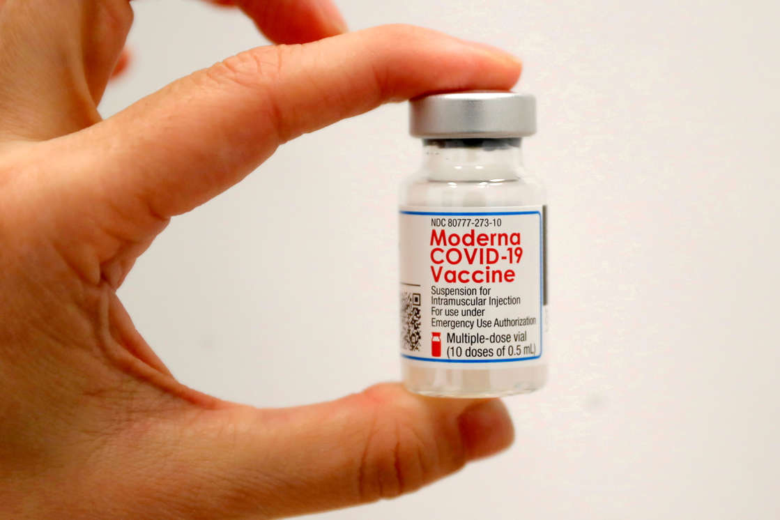 © Reuters/Mike Segar LES ETATS-UNIS AUTORISENT LE &quot;MÉLANGE&quot; DES VACCINS POUR LE RAPPEL ANTI-COVID