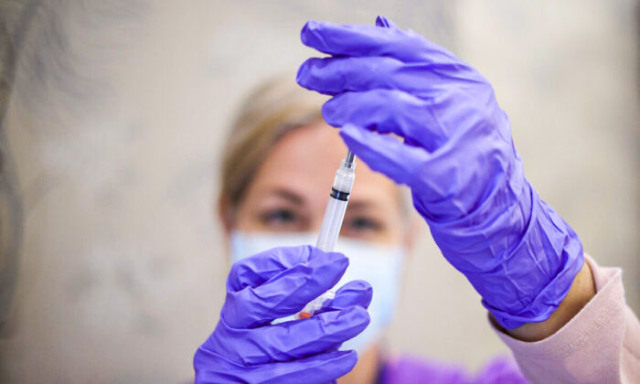 Une infirmière tire une dose de vaccin d'un flacon à Bowie, dans le Maryland, le 25 mars 2021. (Win McNamee/Getty Images)