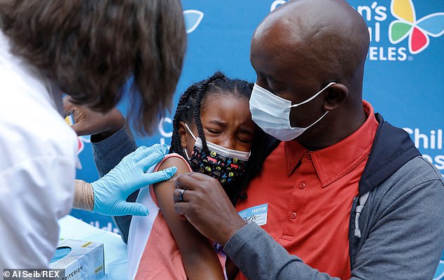 Alahna Alleyne, cinq ans, est réconfortée par son père Samuel Alleyne après avoir reçu la dose pour enfants du vaccin Pfizer Covid de la part de Susan Santner, infirmière autorisée, à l’hôpital pour enfants de Los Angeles mercredi matin, le 3 novembre 2021.
