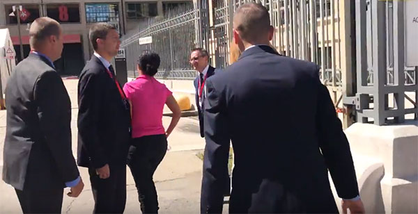 ministre-dominique-anglade-qui-passe-derriere-les-agents-de-securite-de-bilderberg-2018.jpg