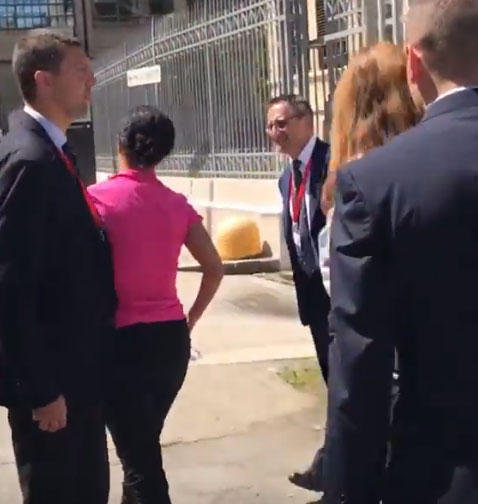 ministre-anglade-qui-passe-devant-les-agents-de-securite-de-bilderberg-2018.jpg