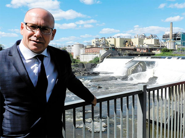 Le vice-président principal de Kruger, Jean Majeau, jeudi, devant l’usine Kruger de l’arrondissement Brompton, à Sherbrooke.