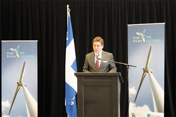 Le ministre Pierre Moreau lors de l’annonce du détail sur le parc éolien Des Cultures, qui aura une capacité de 24 mégawatts.