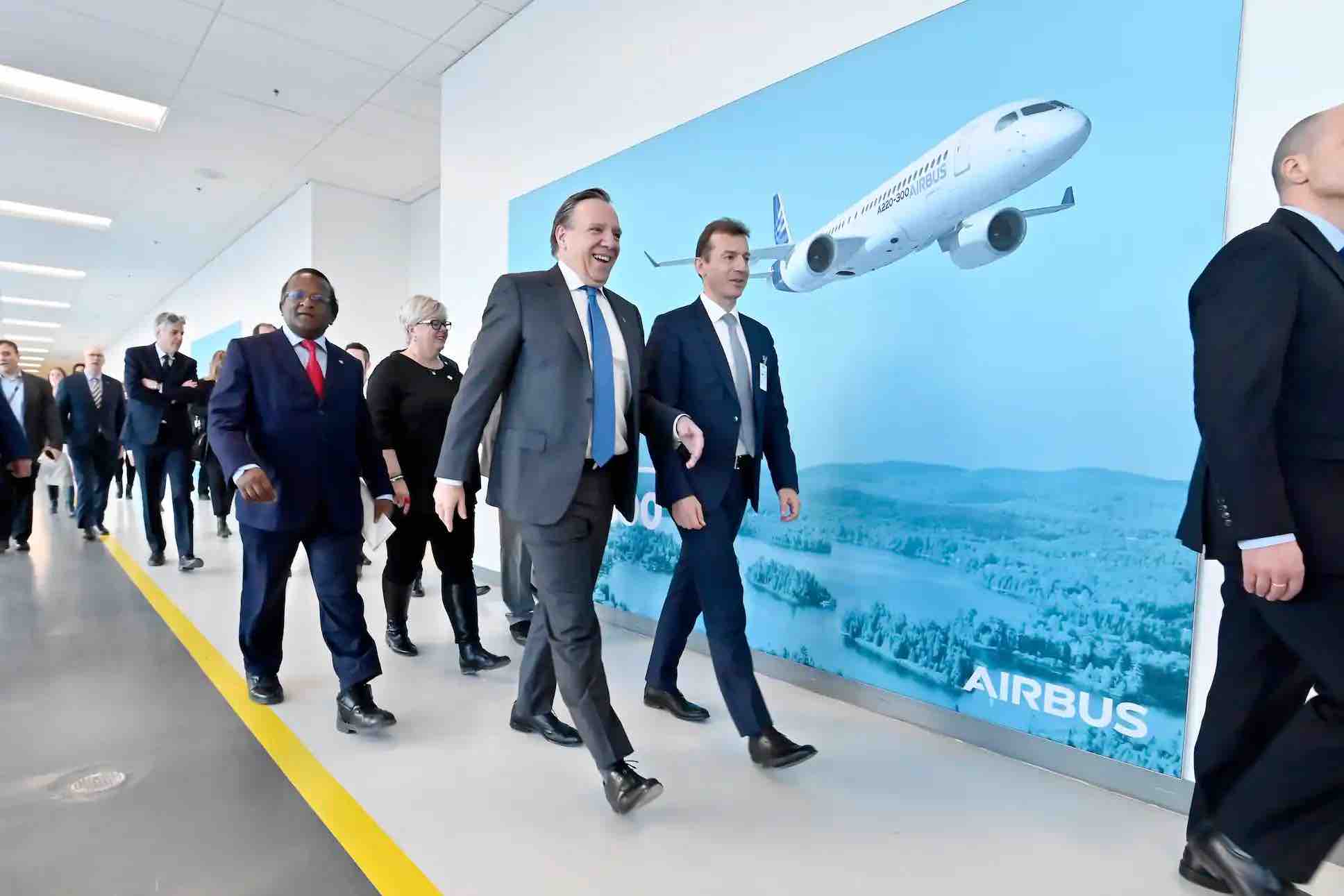 PHOTO D’ARCHIVES, MARTIN ALARIE -- Au premier plan, le premier ministre François Legault marchant aux côtés du PDG d’Airbus, Guillaume Faury, lors d’une visite des installations d’Airbus à Mirabel en février 2020.