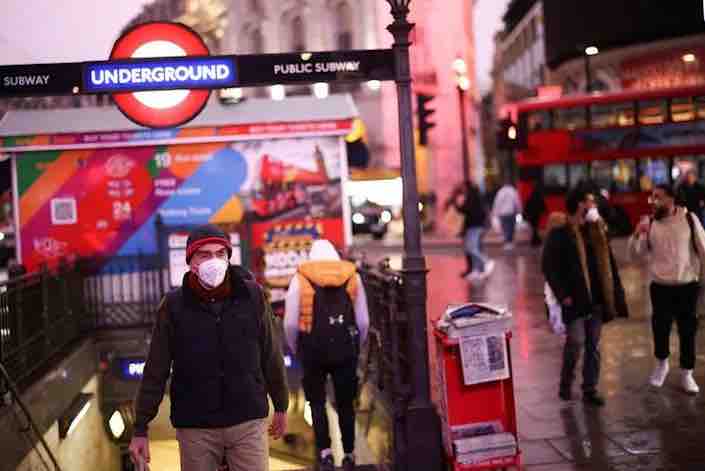 Les gens sortent de la station de métro Piccadilly Circus, au milieu de l'épidémie de maladie à coronavirus (COVID-19), dans le centre de Londres.