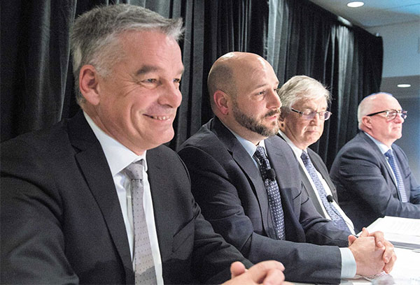 Sylvain Prud’homme, président Lowe’s Canada, lors de l’achat de RONA, avec Richard D. Maltsbarger, aussi de Lowe’s, ainsi que Robert Chevrier et Robert Sawyer de la direction de RONA.